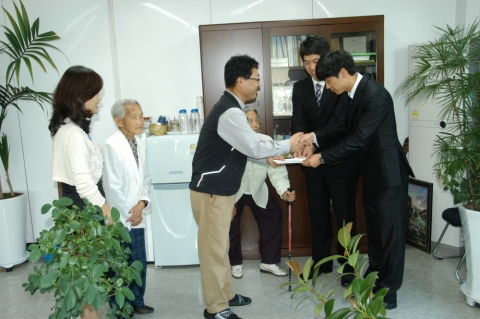 한국기술교육대학교 총학생회 및 학부생들은 지난 15~17일간 개최된 한기대 축제인 ‘한맥제’ 기간 중 바자회를 통해 얻은 수익금을 동남구 병천면에 소재한 노인복지시설 은빛복지관에 18(금)일 오후 2시 전달했다.