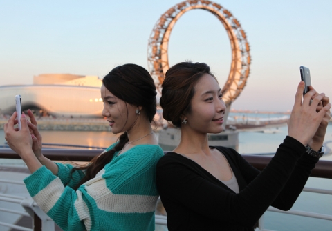 LTE특별구역_4 : 여수엑스포 관람객들이 상징물인 빅-오 주변에서 현지에 구축된 SK텔레콤의 LTE망을 통해 '고화질 영상통화'로 가족들에게 엑스포 분위기를 전하고 있다.