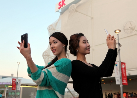 LTE특별구역_2 : 여수엑스포 인기전시관인 SK텔레콤관 앞에서, 관람객들이 SK텔레콤 LTE망을 이용한 '고화질 영상통화'로 가족들에게 엑스포 분위기를 전하고 있다.