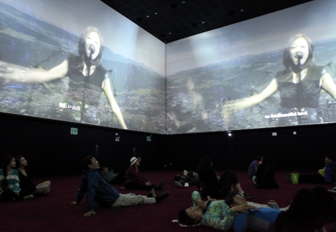 여수 EXPO <SK텔레콤 행복 구름(we_cloud)관> 3층에 위치한 초대형 4면체 영상관 <뷰티플 스케이프>에서 관람객들이 편안한 자세로 이준익 감독의 영상작품 ‘아름다운 강산’에 몰입하고 있다.