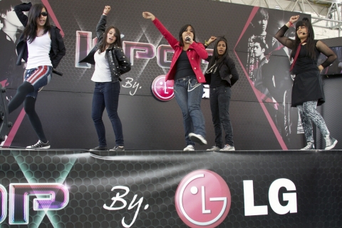 4월 말 콜롬비아 보고타의 센트로 커머셜 플라자 임페리얼(CENTRO COMERCIAL PLAZA IMPERIAL)에서 열린 'K-POP by LG' 경연대회에서 여성 참가자들이 공연을 펼치고 있다.