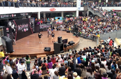 4월 말 콜롬비아의 수도 보고타의 센트로 커머셜 플라자 임페리얼(CENTRO COMERCIAL PLAZA IMPERIAL)에서 열린 'K-POP by LG' 경연대회에 수많은 관객들이 참가자들의 무대를 감상하고 있다.