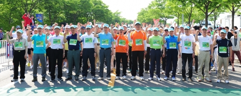 좌로부터 철강신문 송재봉 사장, 유니온스틸 장세욱 사장, 현대하이스코 김원갑 부회장, 포스코 황은연 전무, 현대제철 박승하 부회장, 철강협회 오일환 부회장, 지식경제부 김현철 철강화학과장, 지식경제부 김재홍 성장동력실장, 동부제철 이종근 부회장, TCC동양 조남중 부회장, 코스틸 박재천 회장, 포스코피앤에스 천범녕 전무, 세아제강 하재우 대표