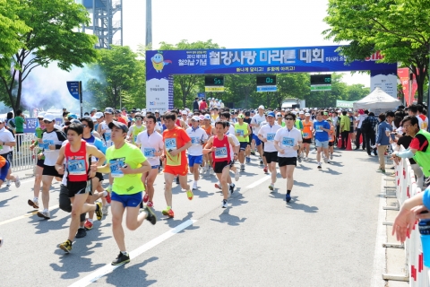 한국철강협회(회장 정준양)는 5월 19일(토) 오전 9시 경기도 하남시 미사리 경정공원(조정경기장)에서 철강업계 임직원 및 일반 마라톤 애호가, 철강가족 등 6,000여명이 참가한 가운데 철강사랑 마라톤 대회를 개최했다.