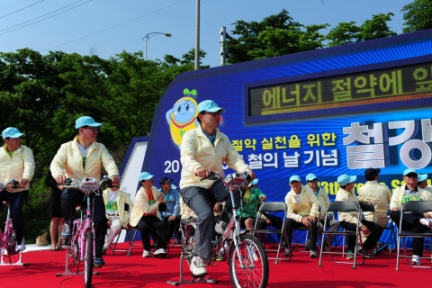 한국철강협회(회장 정준양)는 5월 19일(토) 오전 9시 경기도 하남시 미사리 경정공원(조정경기장)에서 철강업계 임직원 및 일반 마라톤 애호가, 철강가족 등 6,000여명이 참가한 가운데 철강사랑 마라톤 대회를 개최했다.