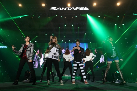 현대차 신형 싼타페 런칭 기념 ‘고객초청 콘서트’에서 가수 2NE1이 공연하는 모습