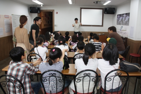 한국보건복지인력개발원 하비마술단은 보건복지 현장의 사회복무요원 중에서 재능나눔을 희망하는 요원들을 대상으로 하비마술단을 구성하여 지난19일, 대구광역시에 위치한 트리니티 지역아동센터에서 마술 공연을 펼쳤다.