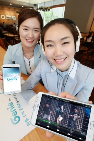 KT는 스마트폰 전용 디지털 음악 콘텐츠 앱 ‘지니(Genie)’의 고객들이 차별화된 혜택을 누릴 수 있도록 한류 아티스트의 특화 콘텐츠를 실시간으로 선보이는 “지니 K-POP 시리즈’를 진행한다.
