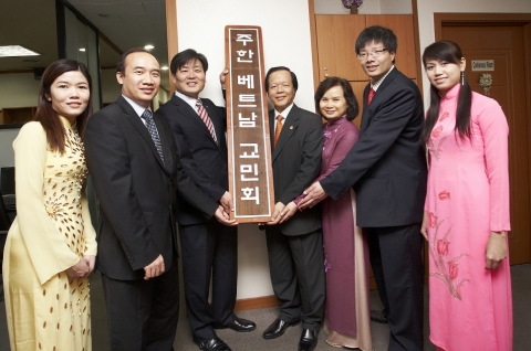 19일, 베트남 교민회 사무실 개소식에서 현판 앞에서 포즈를 취하고 있다. 현판 기준으로 왼쪽 옌만동 주한 베트남 부대사(왼쪽 첫번째), 이상규 금호타이어 HR 상무(왼쪽 두번째) , 오른쪽 쩐쫑또안 베트남 대사(오른쪽 첫번째), 쩐하이린 주한 베트남 교민회장(오른쪽 두번째)