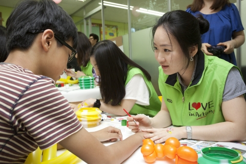 한국MSD 직원들이 마포지역 조손가정 아이들 생일파티를 맞아 아이들에게 핸드페인팅을 제공하고 있다