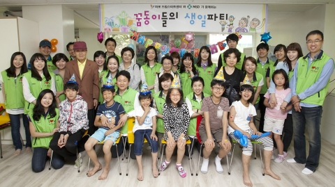한국MSD 직원들이 마포지역 조손가정 아이들 생일파티 후 아이들 및 가족들과 함께 기념촬영을 하고 있다