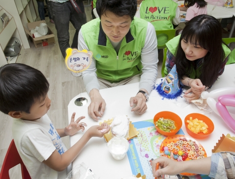 한국MSD 직원들이 마포지역 조손가정 아이들 생일파티를 맞아 아이들과 함께 직접 생일 케익 만들기 시간을 갖고 있다