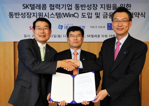 금일 오전 10시 SK텔레콤 본사에서 열린 1, 2차 협력사들간 동반성장 지원을 위한 협약식에서 SK텔레콤 경영지원실 안승윤 실장(사진 가운데), 기업은행 박준홍 부행장(사진 왼쪽), 나이스디앤비 김용환 대표이사(사진 오른쪽)가 협약식을 마친 후 손을 맞잡고 있다.