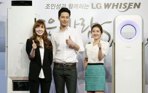 LG전자가 21일 여의도 ‘서울 마리나 클럽&요트’에서 ‘조인성-정혜경과 함께하는 LG 휘센 좋은바람쇼’를 개최했다. 휘센 광고 모델 조인성씨(중앙)가 유명 기상캐스터 정혜경(오른쪽), 인기 개그우먼 신보라씨(왼쪽)와 함께 기념 촬영을 하고 있다.