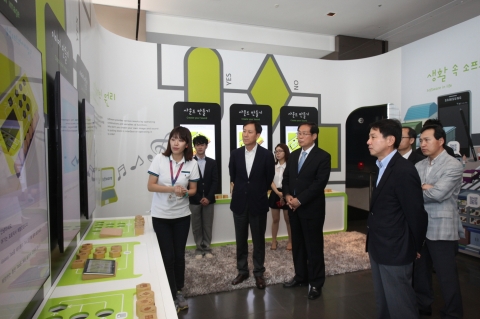 5월 21일 삼성전자가 서초사옥 홍보관 '삼성 딜라이트' 2층에 '소프트웨어 체험관'을 개관해 개관식에 참석한 김기호 삼성전자 소프트웨어 센터장(부사장, 왼쪽에서 두번째), 이규석 한국과학교육단체 총연합회 회장(왼쪽에서 세번째), 원기찬 삼성전자 인사팀장(부사장, 왼쪽에서 네번째)이 소프트웨어에 대한 설명을 듣고 있다.