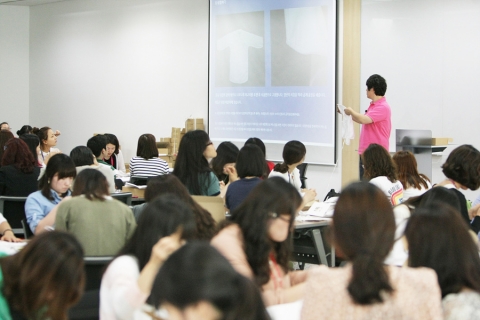 지난 5월 18일 화성 삼성반도체 직원들이 함께하는 사랑밭에서 진행하는 배냇저고리 캠페인에 참여하여 의미있는 시간을 보냈다.