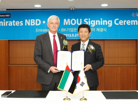 조준희 IBK기업은행장(오른쪽)과 릭 퍼드너 ENBD은행장이 21일 서울 중구 을지로 기업은행 본점에서 상호 지급보증을 통한 자금지원을 위한 업무협약을 체결하고 기념촬영을 하고 있다.