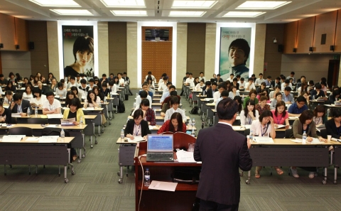 21일 외환은행 을지로 본점에서 외국환거래기업 수출입 담당 임직원들을 대상으로 개최된 ‘2012년 수출입 아카데미’에서 참석자들이 강의를 경청하고 있다