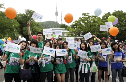 스탠다드차타드금융지주 및 자회사 임직원과 가족 300여명, 그리고 스탠다드차타드 대학생 홍보대사인 영스탠다드차타드 20여명은 ‘2012 남산 100만인 걷기대회’에 참가했다.