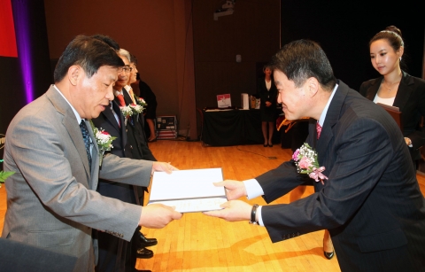 삼성전자는 이번 냉장고 친환경 포장재 개발로 지식경제부와 한국생산기술연구원 패키징 기술 센터가  주관하는'제 6회 미래패키징 신기술 대회'에서 대상(지식경제부 장관상)을 수상했다. 삼성전자 생활가전사업부 이재승 상무(사진1 왼쪽, 사진2 왼쪽에서 세번째)가 지식경제부 관계자로부터 장관상을 수상하는 모습.