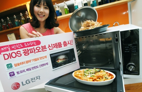LG전자가 한국인 맞춤 &#039;디오스 광파오븐&#039; 신제품을 이달 내 출시한다. 이 제품은 메뉴를 선택하면 잡채, 동그랑땡 등 손이 많이 가는 반찬을 자동으로 요리해주는 &#039;매일반찬&#039; 기능을 탑재한 것이 특징이다.