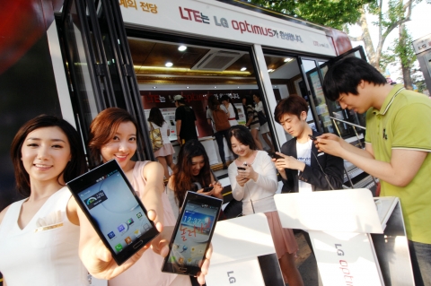 LG전자가 전략 스마트폰 ‘옵티머스 LTE Ⅱ’의 진가를 고객들이 느낄 수 있도록 ‘옵티머스 이동체험관’을 운영한다. 사진은 22일 서울 성북구 소재 고려대 캠퍼스에서 열린 &#039;옵티머스 LTE Ⅱ&#039; 로드쇼 장면.