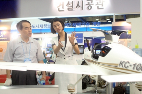 국토해양기술대전 전시품목 설명 모습