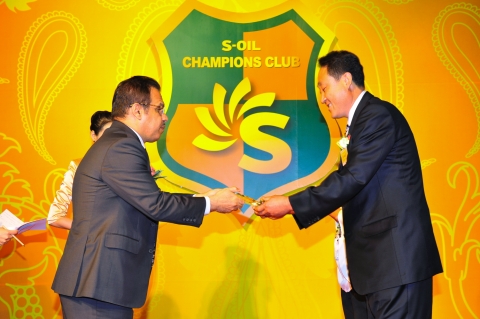 22일 인천 하얏트 호텔에서 열린 챔피언스클럽 시상식에서 나세르 알 마하셔 S-OIL CEO(왼쪽)가 대상을 수상한 하나로주유소(대구 소재) 석재균 대표(오른쪽)에서 상패를 전달하고 있다.