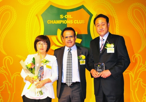 22일 인천 하얏트 호텔에서 열린 챔피언스클럽 시상식에서 나세르 알 마하셔 S-OIL CEO(가운데)가 대상을 수상한 하나로주유소(대구 소재) 석재균 대표(오른쪽)과 함께 기념 촬영을 하고 있다.