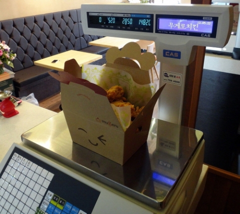 치킨이 먹고 싶을 때, 소비자가 원하는 양 만큼 마음대로 구입할 수 있는 새로운 스타일의 치킨 브랜드 ‘무게로 치킨’