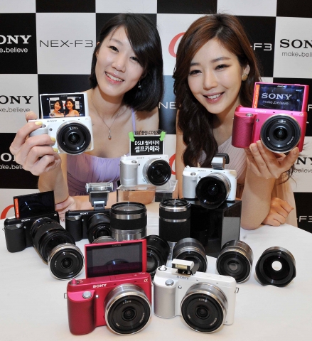 소니코리아는 5월 23일, 서울 밀레니엄 힐튼 호텔에서 180도 각도 조절이 가능한 플립 LCD를 탑재하고 DSLR과 동등한 화질을 구현하는 새로운 미러리스 카메라 알파 NEX-F3를 국내 최초로 선보였다.
