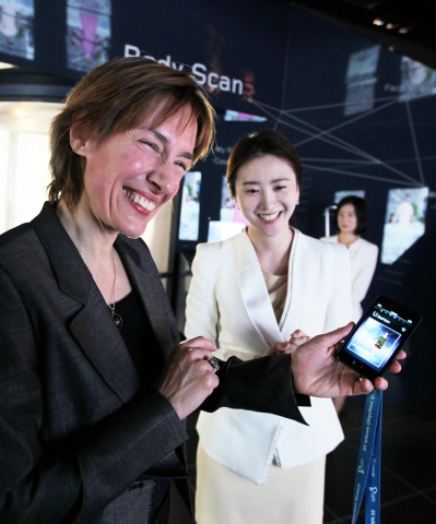 금일 오전 9시 SK텔레콤 본사를 방문한 앤 부베로(Anne Bouverot) GSMA 사무총장이 본사 2층에 마련된 T.um에서 첨단 ICT의 기술을 체험해 보고 있다.