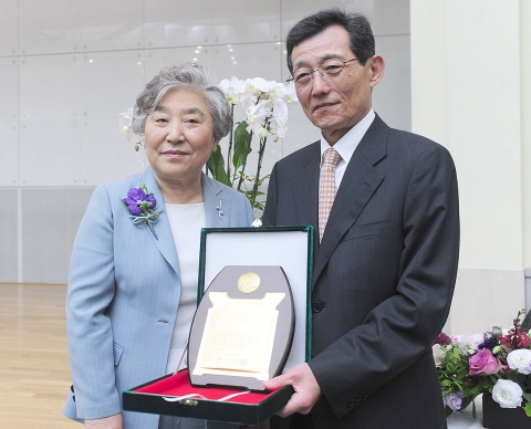 상허문화재단은 23일 건국대 새천년관 우곡국제회의장에서 건국대와 건국대병원을 설립한 독립운동가 상허(常虛) 유석창(劉錫昶) 박사의 뜻을 기리는 제22회 상허(常虛)대상 시상식을 갖고 학술부문에 조용민 울산과기대(UNIST) 석좌교수, 법률부문에 김용담 한국법학원 원장에게 상패와  상금 3,000만원을 각각 수여했다.