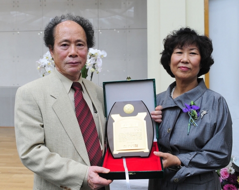 상허문화재단은 23일 건국대 새천년관 우곡국제회의장에서 건국대와 건국대병원을 설립한 독립운동가 상허(常虛) 유석창(劉錫昶) 박사의 뜻을 기리는 제22회 상허(常虛)대상 시상식을 갖고 학술부문에 조용민 울산과기대(UNIST) 석좌교수, 법률부문에 김용담 한국법학원 원장에게 상패와  상금 3,000만원을 각각 수여했다.