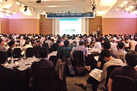 2012 자동차 SW 개발자 컨퍼런스에서 MDS테크놀로지 우준석 상무가 ISO 26262 최신 동향에 대해 발표하고 있다.