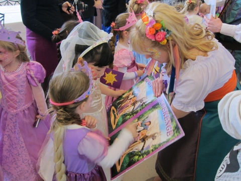 월트디즈니가 지난 20일 주최한 ‘라푼젤의 로얄 티파티(Rapunzel&#039;s royal tea party)’에 참가한 ‘정하은’양이 라푼젤과 같은 긴 머리 분장을 하고 라푼젤과의 만남을 기다리고 있다.