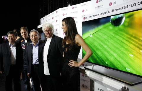 LG전자가 23일 하반기 출시 예정인 올레드(OLED) TV 등 2012년 신제품을 유럽 지역에 소개하는 ‘2012 유럽 TV 신제품 발표회’를  모나코 왕국에서 열었다. (왼쪽부터) TV해외마케팅센터장 권기일 상무, 지난해 F1™ 챔피언 세바스티안 베텔, 유럽지역대표 조성하 부사장, 영화감독 장 자크 아노, 모델 젬마 샌더슨이 55인치 3D OLED TV 앞에서 포즈를 취하고 있다.
