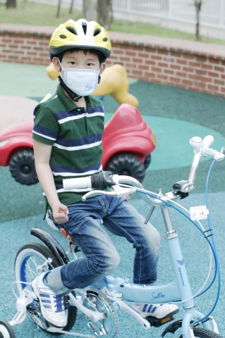 2012 해피홈런_소아암 어린이 체력증진 지원사업에 선정된 환아가 지원받은 자전거를 타보고 있다. (사진제공=한국백혈병어린이재단)