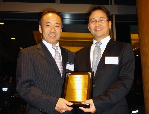 황보상윤 현대상선 일본 법인장(사진 우측)이 22일 요시토 에주레(Yoshito Ezure) 일본 소니사 물류부문장으로부터 ‘최우수 선사’상을 수상했다.