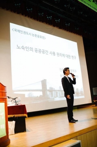 건국대학교는 법과대학 송영균씨(25, 법학)이 ‘2012 세계인권도시포럼’(World Human Rights Cities Forum)이 주최한 인권도시 논문 공모전에서 대상을 수상했다고 25일 밝혔다.