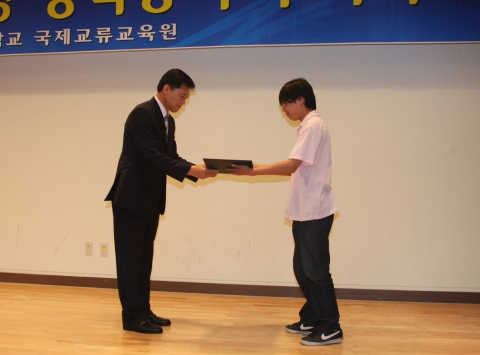 군산대학교는 24일(목) 군산대학교 황룡문화관 1층 황룡문화홀에서 2012학년도 1학기 외국인 유학생 장학증서 수여식을 개최했다.