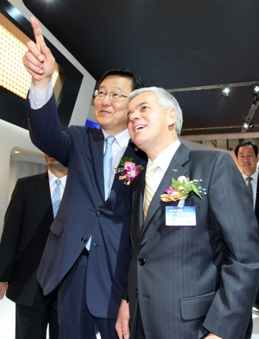 25일 개막행사와 함께 공식적인 막을 올린 2012 부산모터쇼 개막행사에서 홍석우 지식경제부 장관(사진 왼쪽)이 쉐보레 전시장을 찾아  한국지엠 세르지오 호샤 사장(사진 오른쪽)과 대화를 나누고 있는 장면.