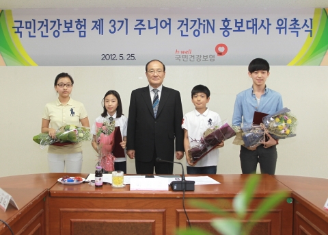 국민건강보험공단은 25일 청소년대상의 건강정보 전문사이트인‘주니어건강iN’을 대표할 새로운 얼굴로 초등부 김민석군(남, 대림초 6학년)과 도유라양(여, 숭의초 5학년), 중등부 안