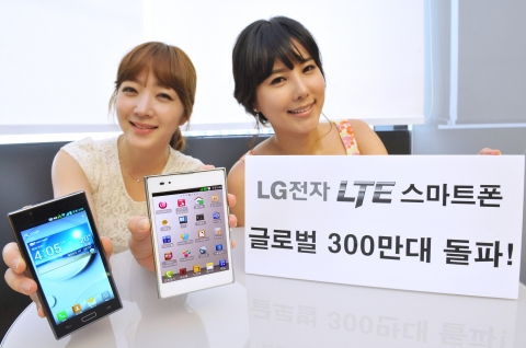 LG전자 LTE 스마트폰 300만대 돌파를 기념해 모델이 LTE 스마트폰을 들고 포즈를 취하고 있다.