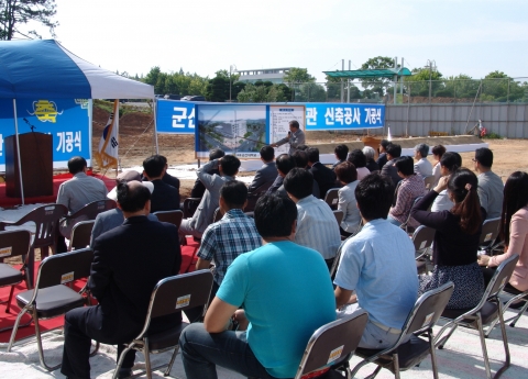 군산대학교(총장 채정룡)는 25일(금) 오후 4시 군산대학교 남문 주변에서 채정룡 총장을 비롯한 주요 보직자, 교직원, 총학생회 임원 등이 참석한 가운에 &#039;산학연 협동관&#039; 신축공사 기공식을 가졌다.