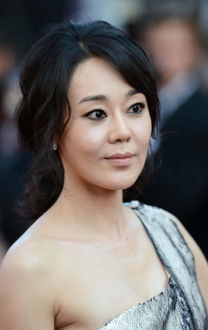 로레알파리 모델 ‘김윤진’이 칸영화제 공식 후원 15주년을 맞아 로레알파리의 공식 초청을 받아 프랑스 현지 시간으로 5월 26일(토) 과감한 드레스와 로레알파리가 연출한 섹시 스모