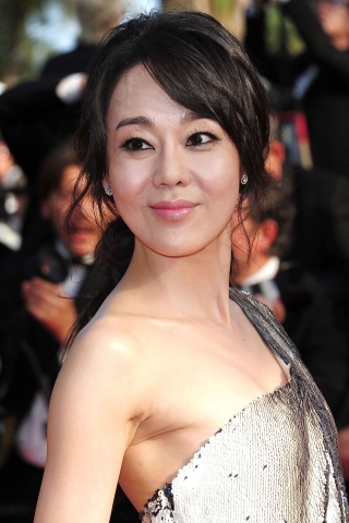 로레알파리 모델 ‘김윤진’이 칸영화제 공식 후원 15주년을 맞아 로레알파리의 공식 초청을 받아 프랑스 현지 시간으로 5월 26일(토) 과감한 드레스와 로레알파리가 연출한 섹시 스모