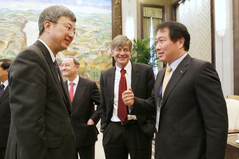 Zhu min(주민) IMF부총재(사진왼쪽), 제임스 스타인버그(James B. Steinberg, 전 미 국무부차관보(사진 가운데)와 포럼현안에 대해 얘기를 나누고 있는 최태원회장(사진 오른쪽)