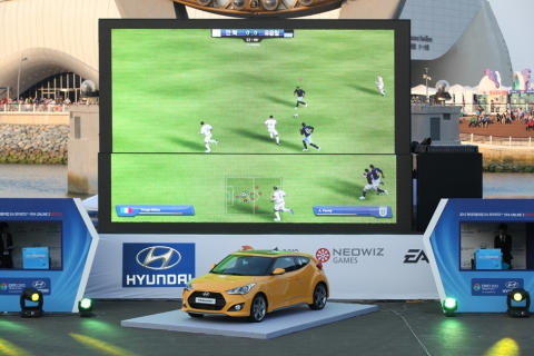 27일 여수엑스포 특별무대에서 현대차 벨로스터가 전시된 가운데 ‘2012 현대자동차컵 FIFA 온라인 2 챔피언십’ 경기가 펼쳐지고 있는 모습.