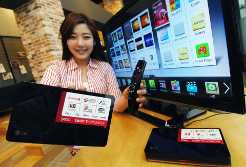 LG전자 모델이 27일 여의도 LG 트윈타워에서 일반 TV로도 스마트 기능을 사용할 수 있게 하는 스마트TV 업그레이더를 소개하고 있다.
